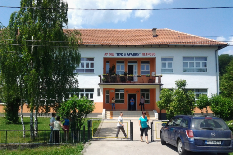 U osnovnoj školi u Petrovu jedan broj prosvjetara i dalje štrajkuje