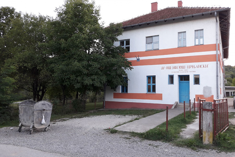 Neophodna nova ograda za bezbjednost đaka u školi u Motikama