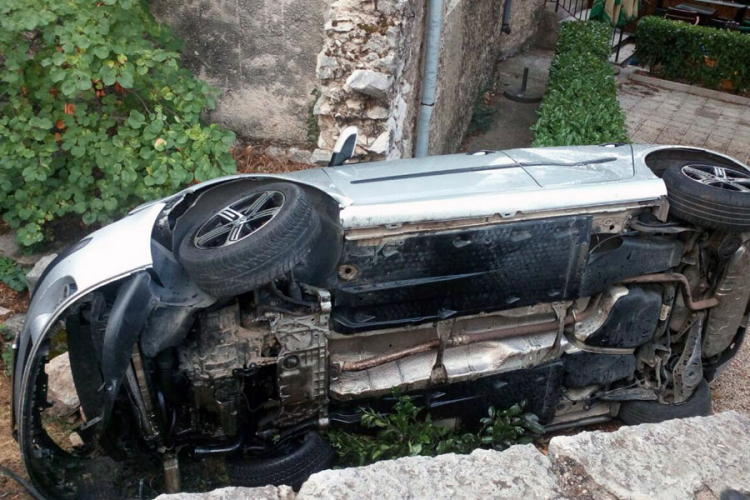 Troje povrijeđeno u prevrtanju golfa, jedno teže