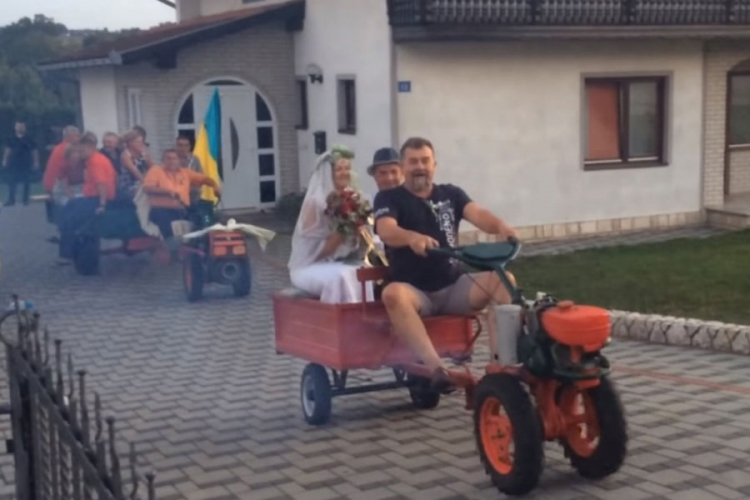 Prnjavorski svatovi na motokultivatorima: Iznenadili kumove za godišnjicu braka