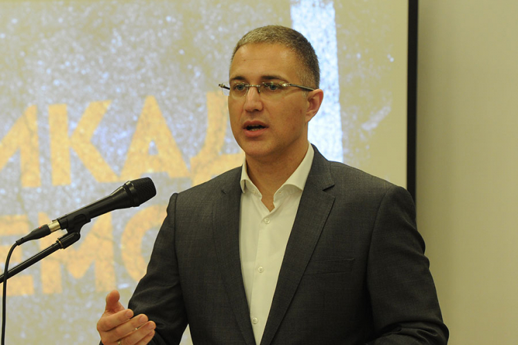 Stefanović: Nema ozbiljnih indicija da je Vučić bio meta napada "bentlijem"
