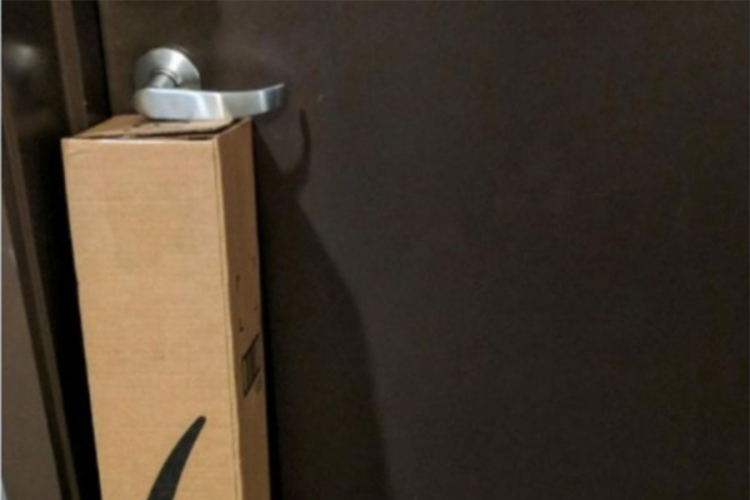 Ostavio paket ispod kvake i zarobio ga u stanu