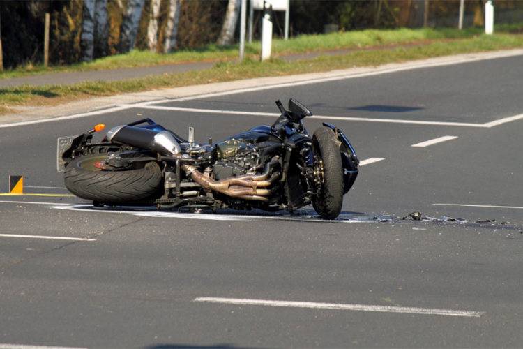 Poginuo motociklista u sudaru pežoa i honde