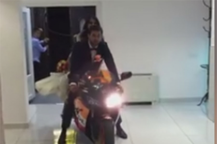 Mladenci iz BiH uz "Despasito" na motoru ušli u salu