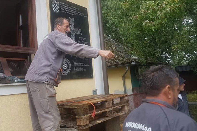 Skinuta ploča sa natpisom 'za dom spremni' u Jasenovcu