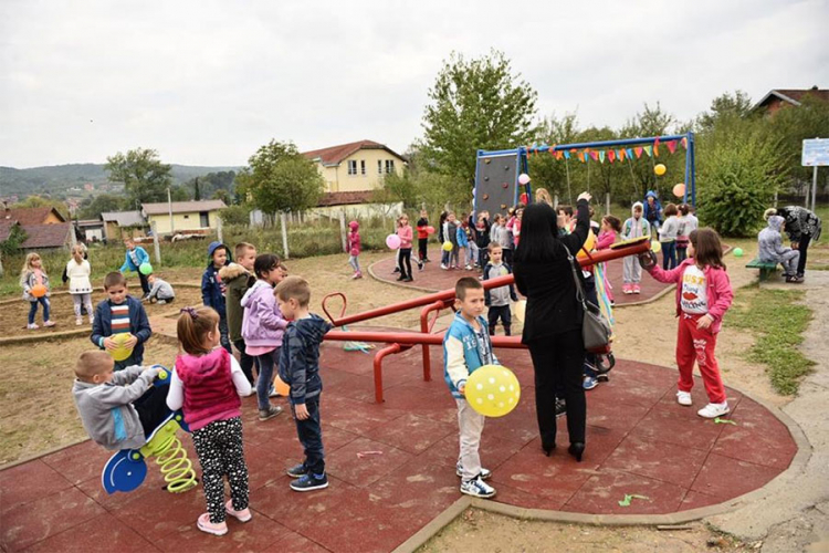 Djeca u Zalužanima dobila igralište