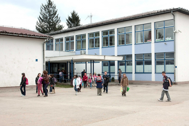 "Dvije škole pod jednim krovom" čekaju promjenu Ustava