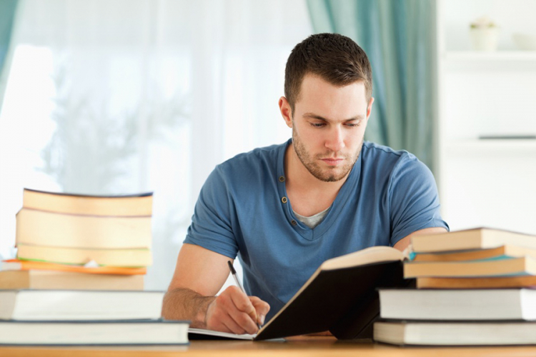 Studenti uče iz udžbenika starih po 40 godina