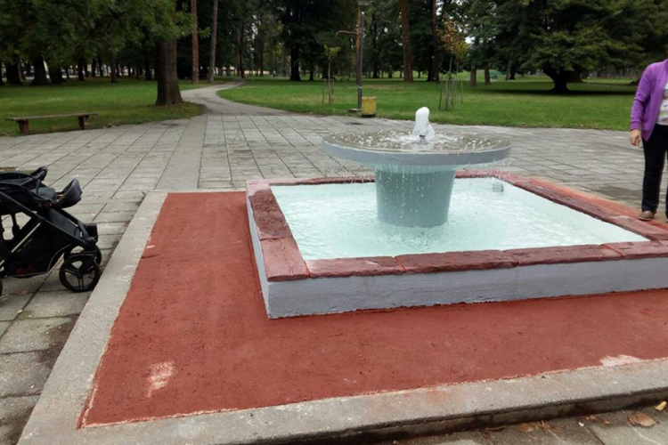Obnovljena fontana u parku "Mladen Stojanović" puštena u rad