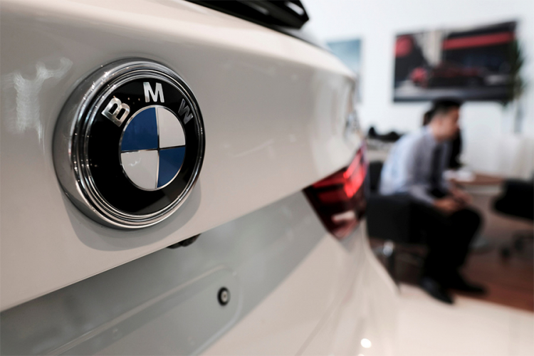 Ukrao automobil bmv, pa se njime zakucao u zid kafane