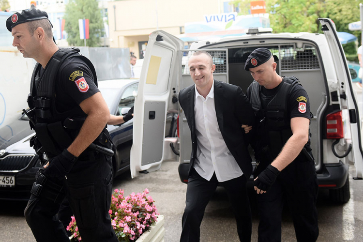 Optuženi za ubistvo se skrivao u grmlju