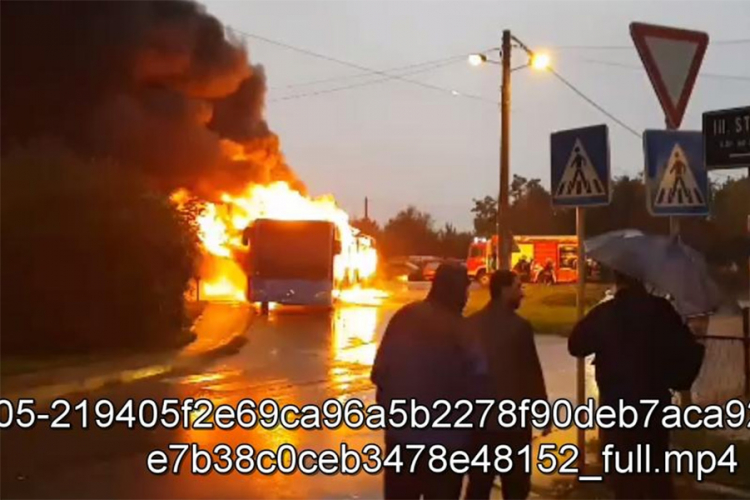 Izgorio autobus u Zagrebu, putnici bježali