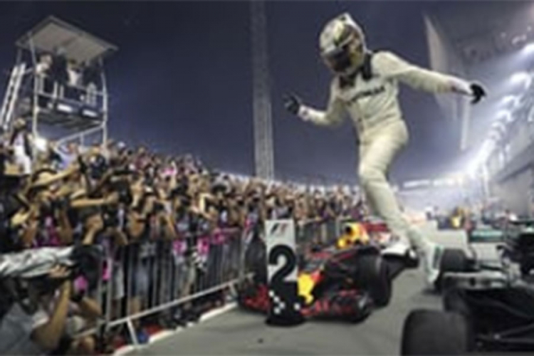 Hamiltonu VN Singapura, dva Ferrarija bez finiša