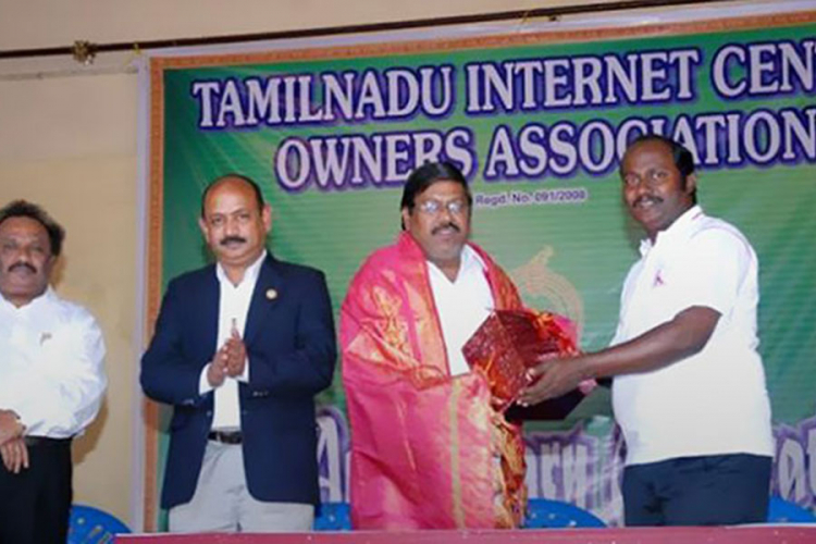 Indijac ima 145 akademskih diploma