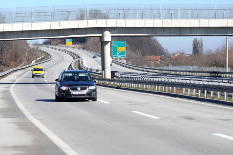 Od akciza na naftu i registracije vozila sakupili pet milijardi KM, a autoputeve prave kreditom