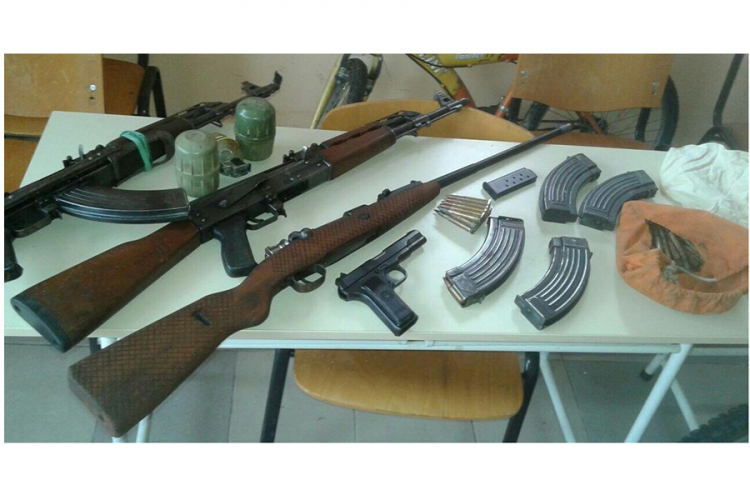 Policija u Laktašima pronašla automatske puške i bombe