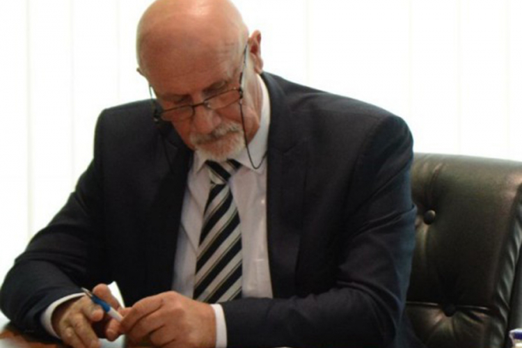 Švraka u fotelji sa neodgovarajućom diplomom