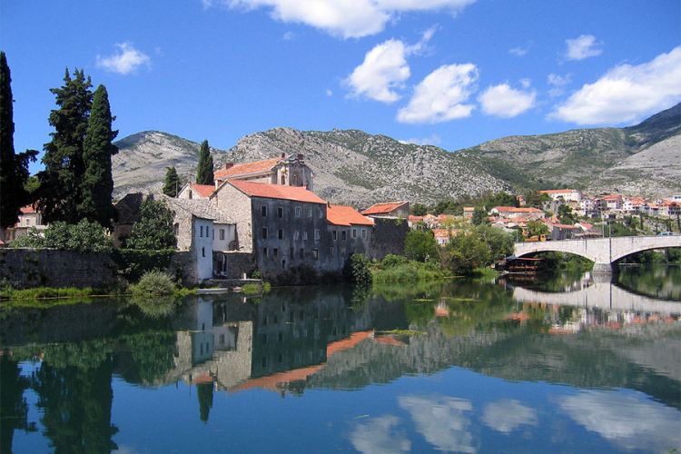 Trebinje svim mladim parovima koji stupaju u brak daje 10.000 KM