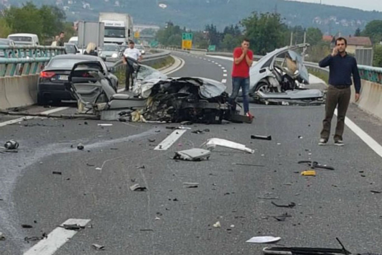 Jedna osoba poginula u stravičnoj nesreći kod Ilijaša, ima povrijeđenih
