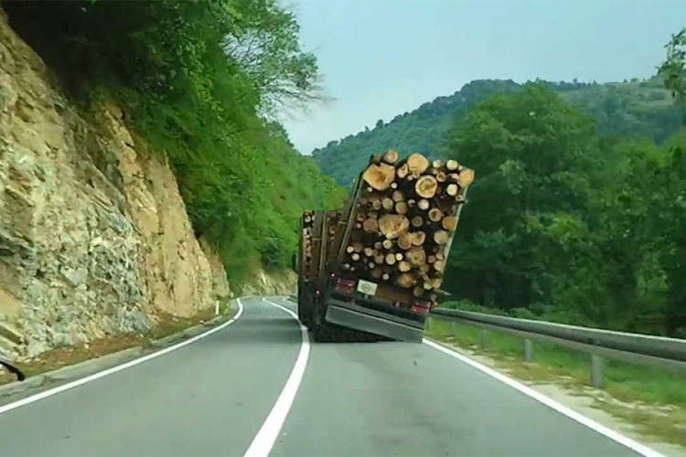 Prevrnuo se kamion sa balvanima