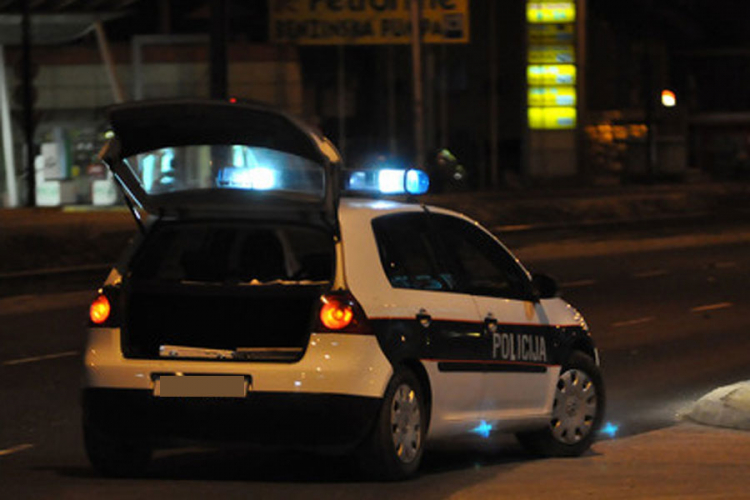 Jedna osoba povrijeđena, renoom udario u citroena i završio na krovu