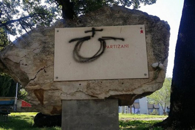 Ustaško 'U' i krst na ploči partizana u Splitu