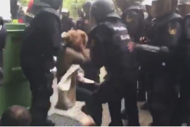 Nemilosrdna španska policija šutira i čupa za kosu