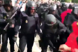 Španska policija tuče i vatrogasce