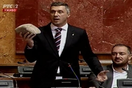 Pauza u Skupštini Srbije zbog kamena