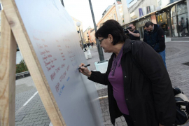 'Zid plača' u Banjaluci: Upisuju imena svojih najbližih koji su ...