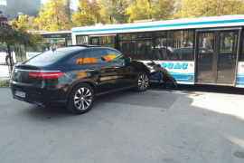 Mercedesom iz pješačke zone direktno u autobus