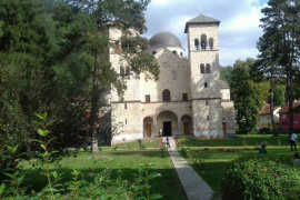 Braća kod crkve pretukla zatvorskog čuvara