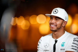 Hamilton neće da kleči uz himnu