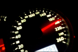 Pri brzini od 200km/h se zabio u drvo