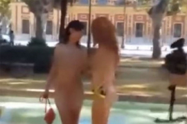 Potpuno gole snimale pornić na trgu (18+)