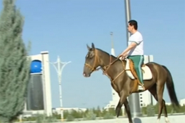 Predsjednik Turkmenistana na konju obilazio građevinske radove