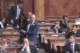 Obradović "povukao" poslanika SNS-a za kravatu i dobio opomenu