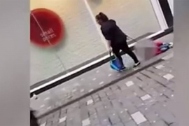 Majka stavila povodac autističnom sinu i vukla ga po ulici