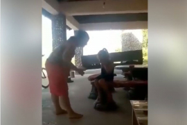Video iz Velike Kladuše šokirao region: Majka bez milosti tuče ...