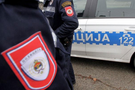Nije primio platu, pa grabljama udario kolegu i glavom polupao auto