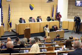 Pozicija: Sve je zakonito; Opozicija: Prekršen Ustav