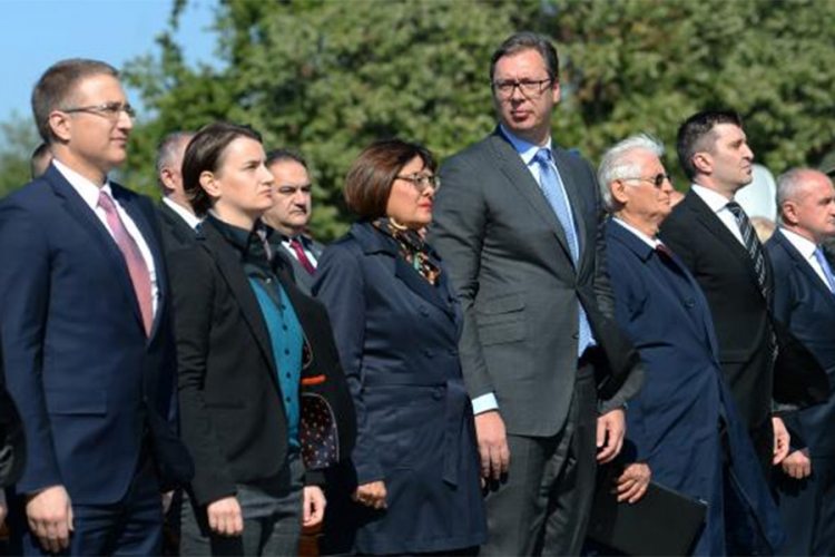 Vučić položio vijenac na stratištu u Jajincima