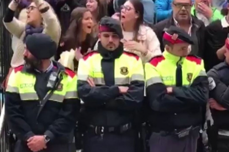 Nemoćni katalonski policajci zaplakali