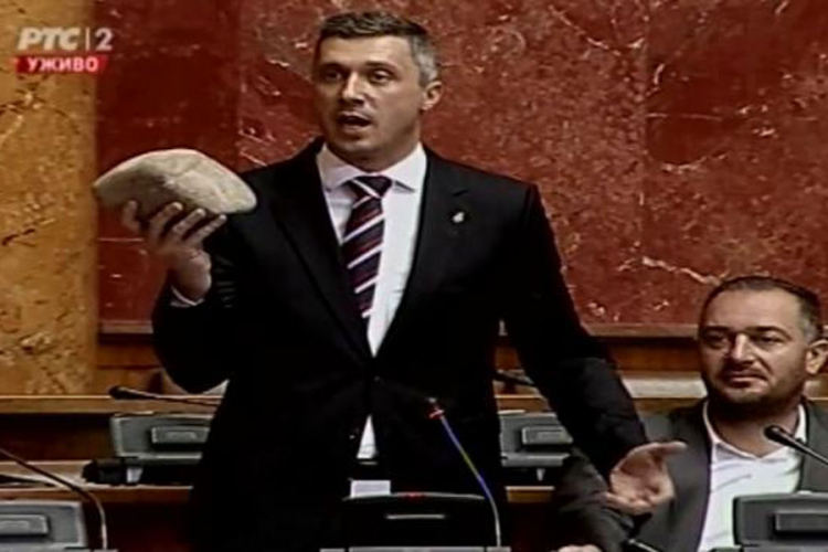 Pauza u Skupštini Srbije zbog kamena