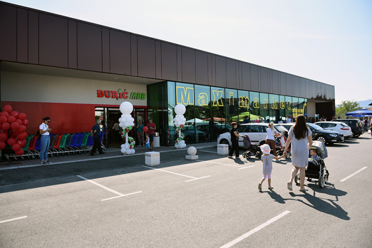 Shopping night  Centruma i supermarketa Đurić