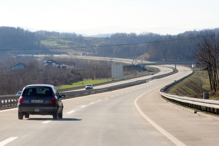 Engleski jezik kriv za "državni put"