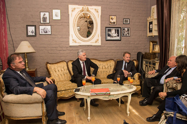 Izetbegović: Loša atmosfera u BiH, vlada korupcija, loše obrazovanje