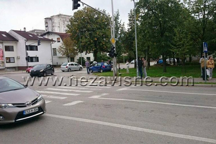 U sudaru u Banjaluci povrijeđeno dvoje djece, porušen semafor
