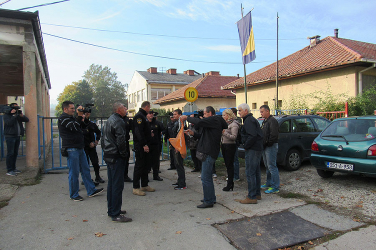 Radnici TTU se pokušali svezati za kapiju bivše firme