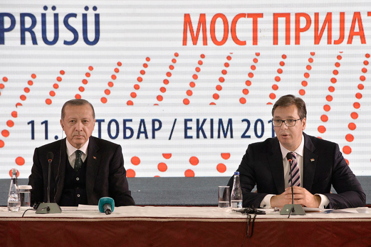Vučića i Erdoana u Novom Pazaru dočekao veliki broj građana, zastave i baloni